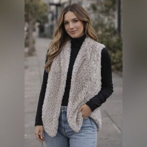 EUC Francesca’s Miami Faux Fur Vest in Light Gray/Taupe/Beige Size Medium